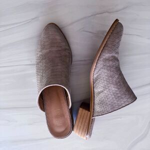 Mi.iM Luxe Tan Faux Snakeskin Mules Sz 8